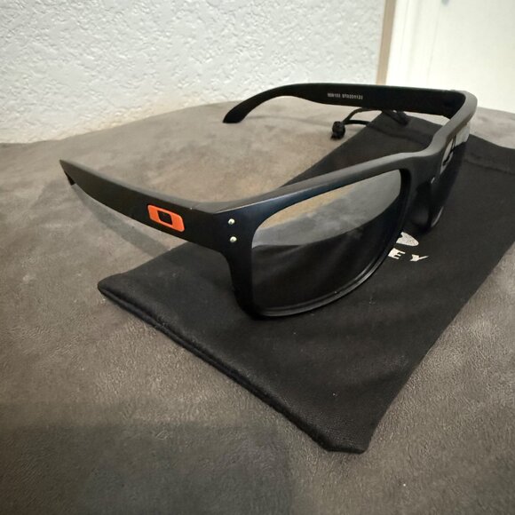 Oakley Sunglasses Holbrook Silver Mirror Lenses 9102 Black Frame - Picture 3 of 7